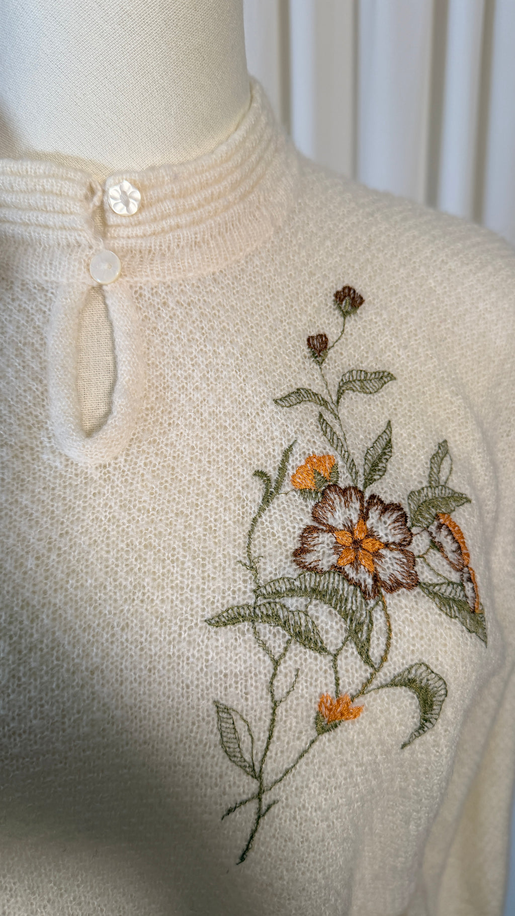 Vintage Cream Bouquet Sweater [M]