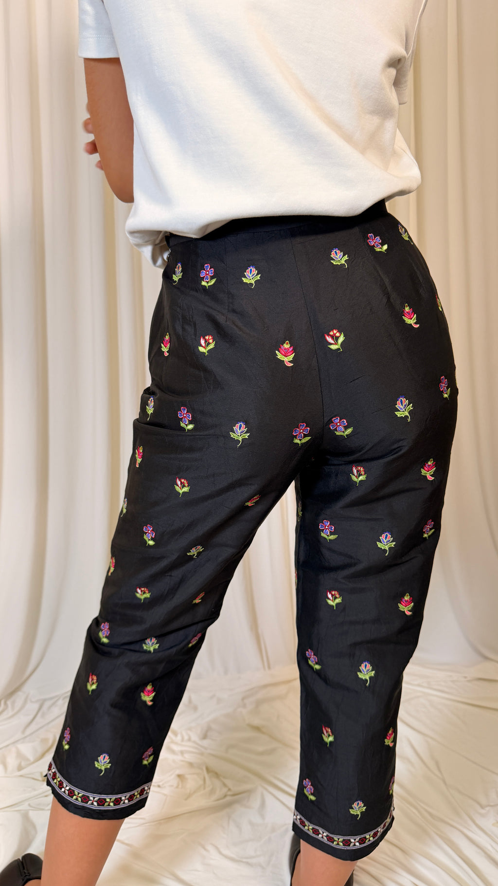 Silk Black Capri Pants [34]