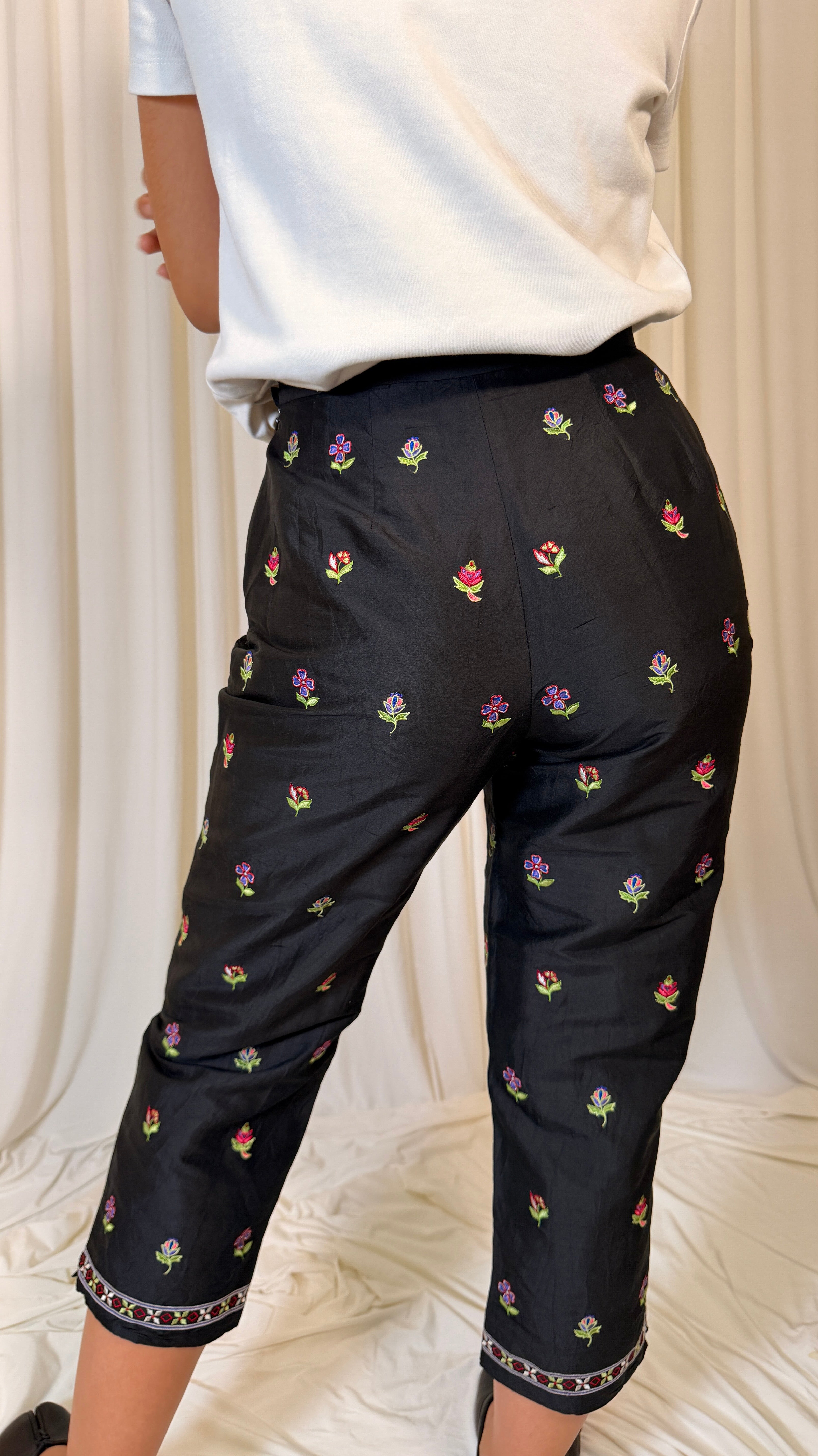 Silk Black Capri Pants [34]