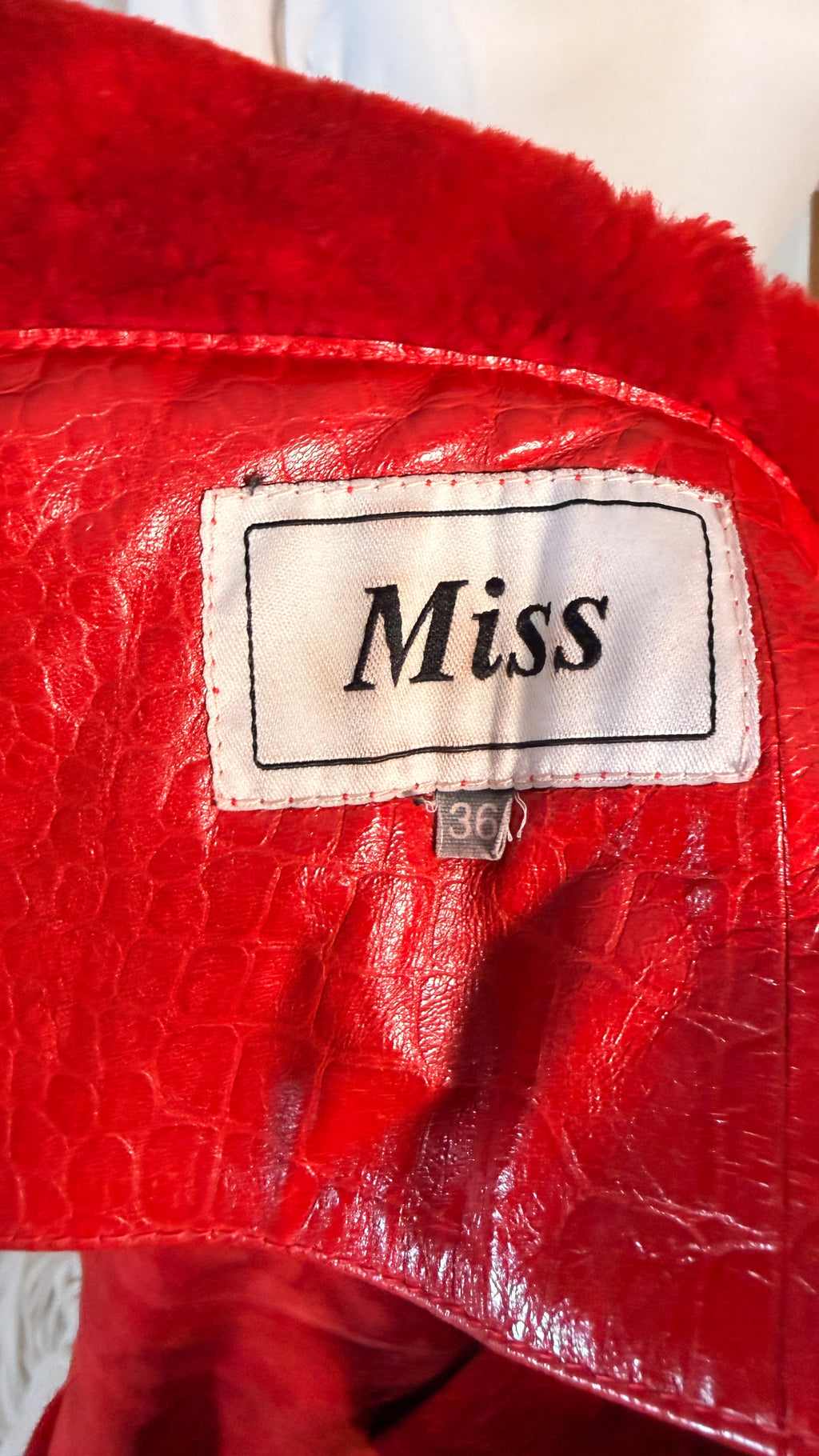 Blouson en peau lainée rouge [S]