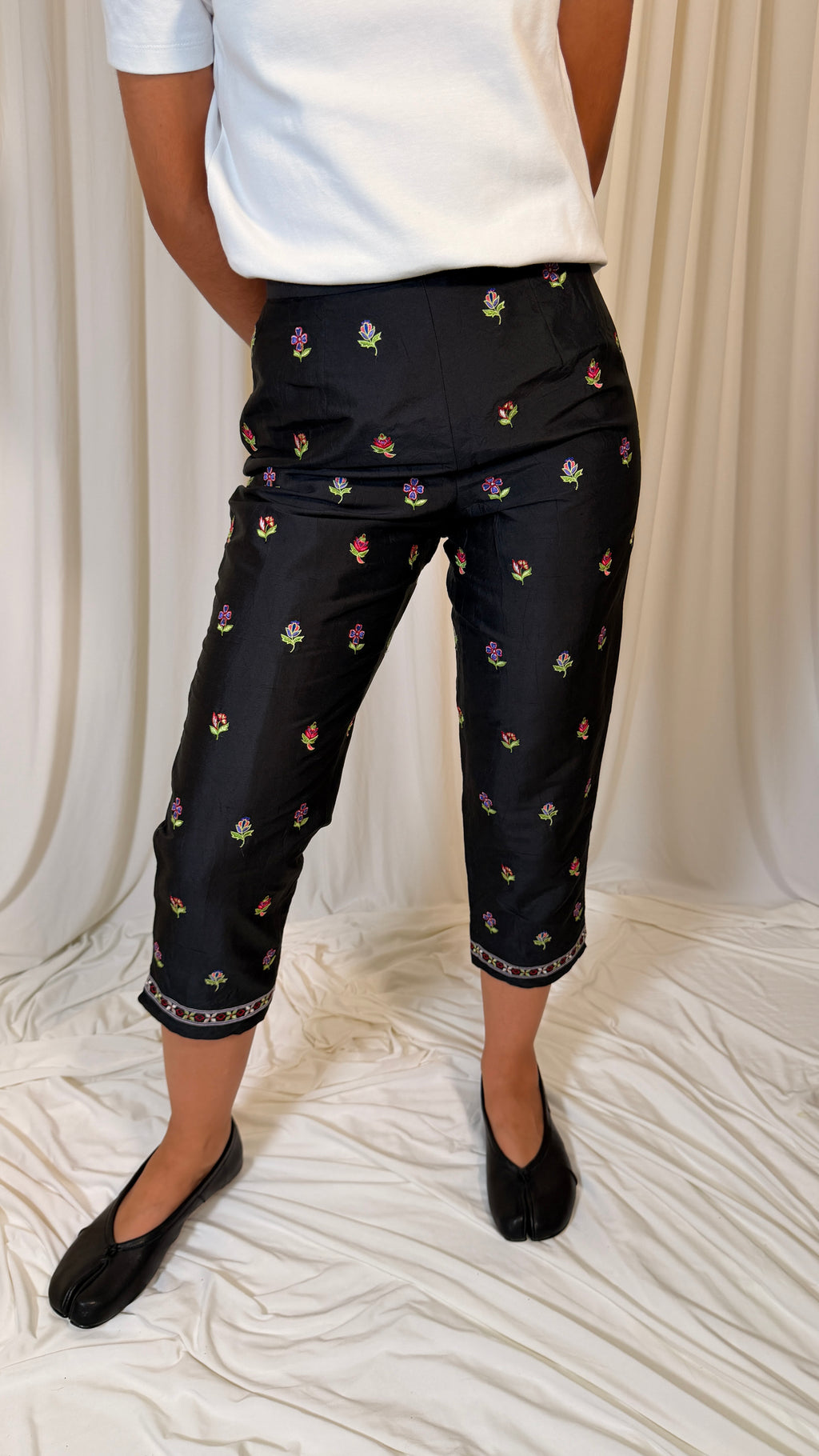 Silk Black Capri Pants [34]