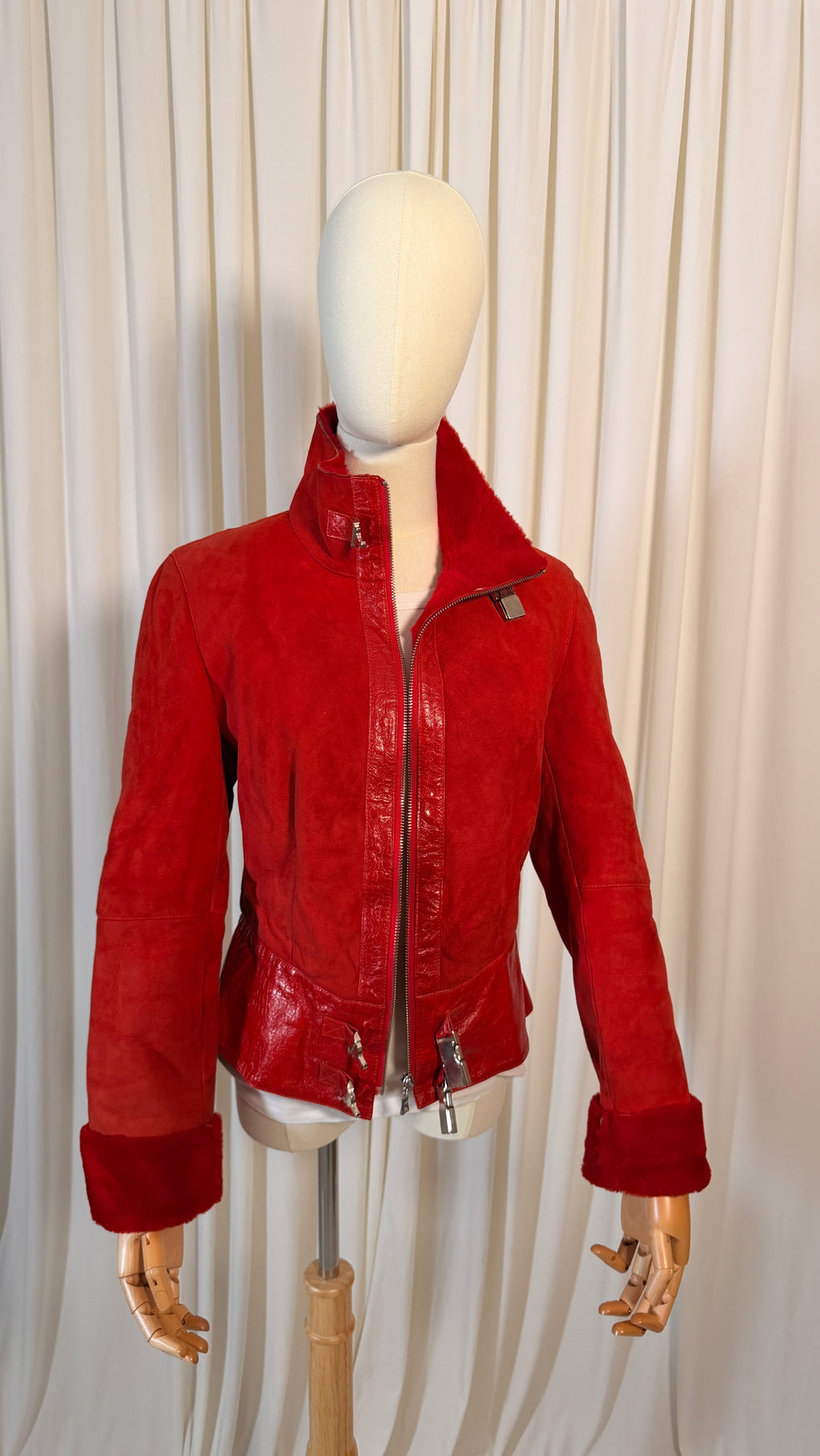 Blouson en peau lainée rouge [S]