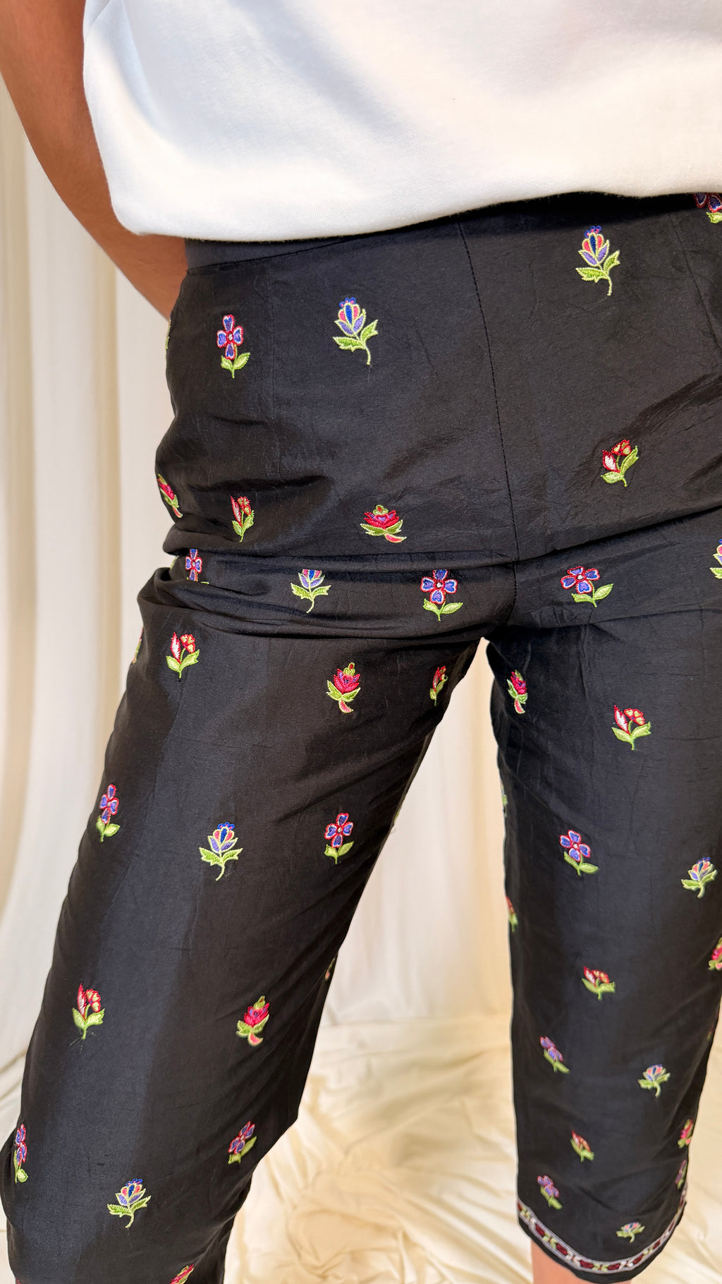 Silk Black Capri Pants [34]