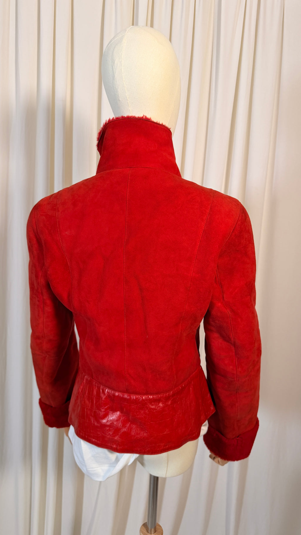 Blouson en peau lainée rouge [S]