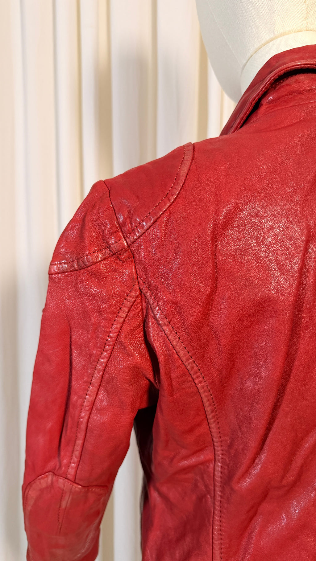Blouson de motard en cuir rouge [L]