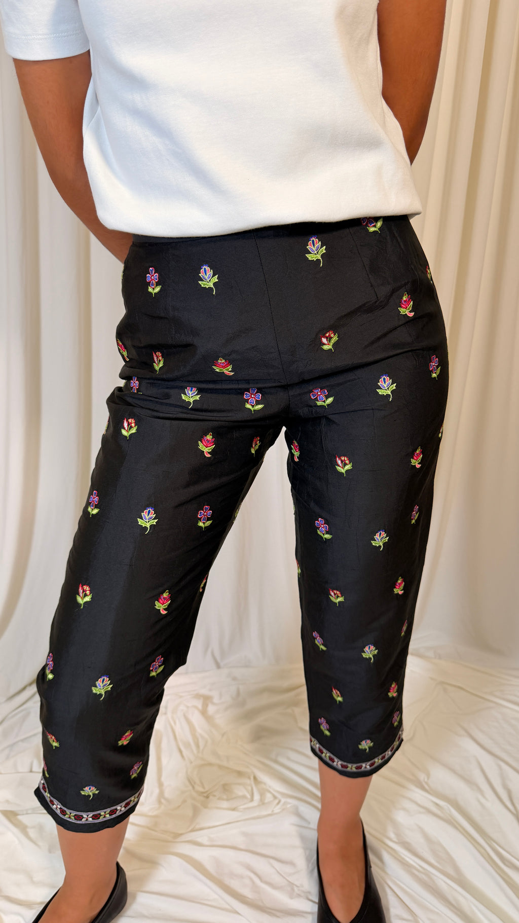 Silk Black Capri Pants [34]